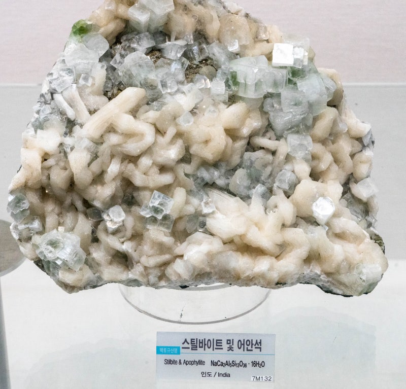 스틸바이트 및 어안석/인도/텍토규산염