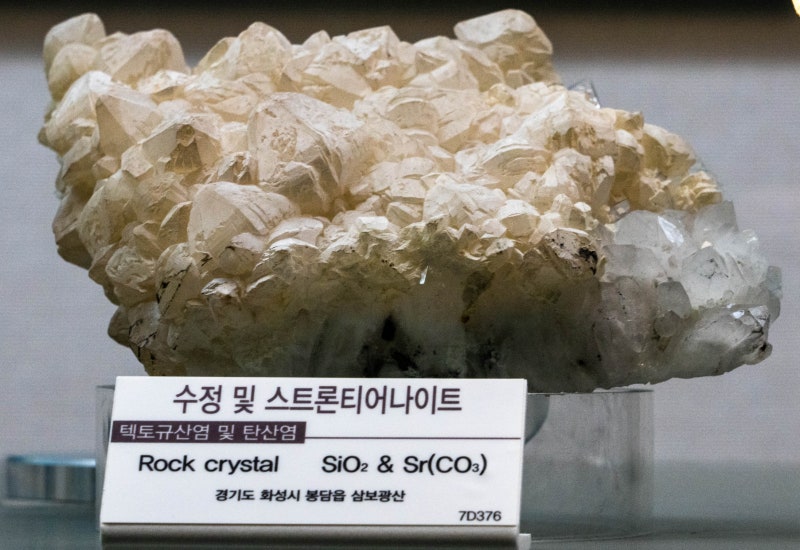 수정 및 스트론티어나이트/텍토규산염 및 탄산염